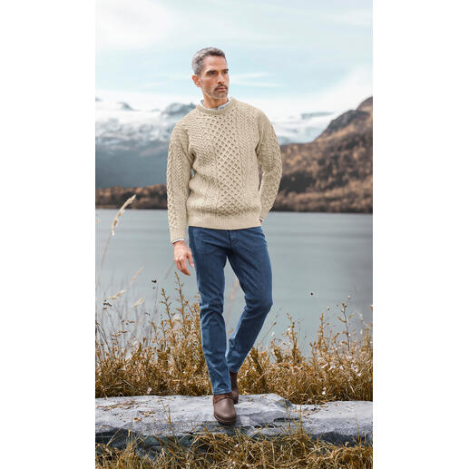 Der klassische Aran-Pullover aus neuseeländischer Merinowolle: sanft wie nie zuvor. Für Damen und Herren. Made in Ireland vom Heritage-Label Aran Woollen Mills. 