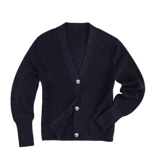 Cardigan in dunklem Farbton, offen und lässig drapiert.