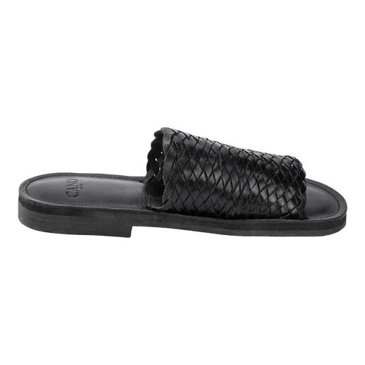 Schwarze Flecht-Slides von Cano, seitliche Ansicht.