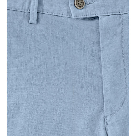 Aqua Detailansicht einer hellblauen Leinen-Bermuda, mit Knopf und Taschen.