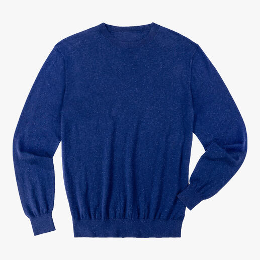 Kobaltblauer Sommer-Tweed-Pullover auf weißem Hintergrund.