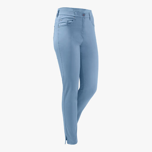 Hellblau gefärbte Hose von Raphaela by Brax auf weißem Hintergrund.