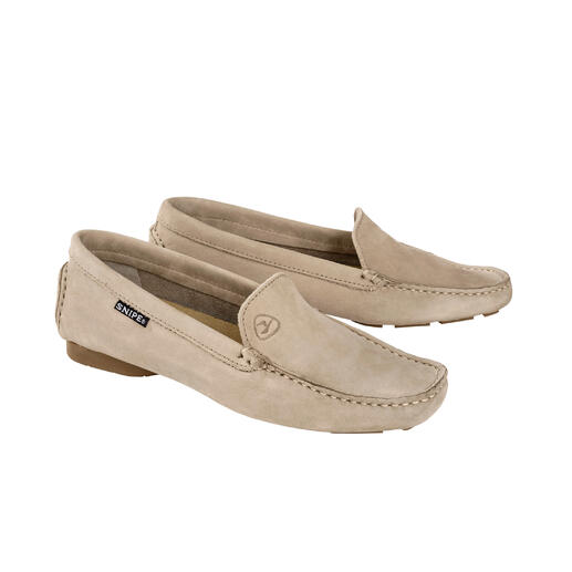 Beige Snipe®-Lederslipper, paarweise auf weißem Hintergrund.