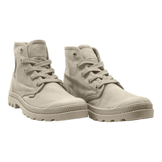 Beige Canvas-Boots mit Schnürsenkeln, Frontalansicht.