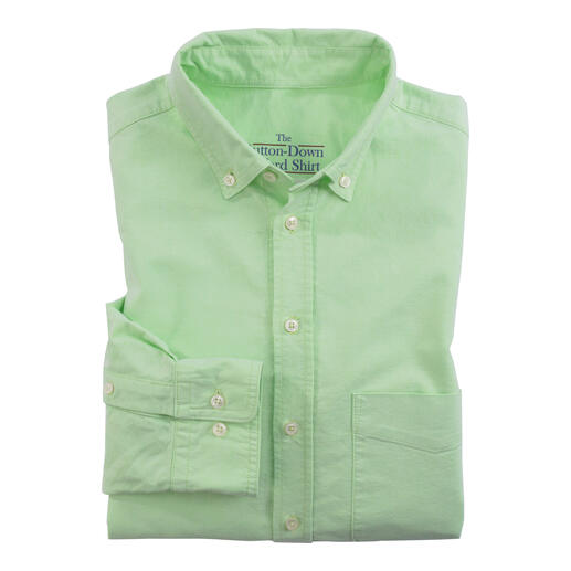 Lindgrünes, gebügeltes Button-Down-Shirt mit abgerundetem Kragen und einer Brusttasche.