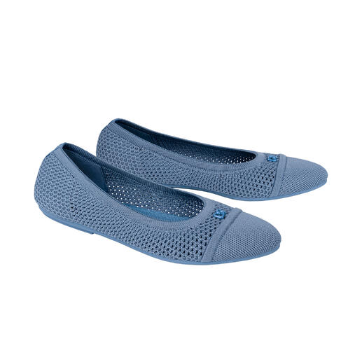 Paar blaue Mesh-Ballerina auf weißem Hintergrund.
