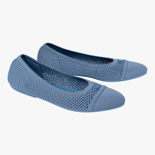 Paar blaue Mesh-Ballerina auf weißem Hintergrund.