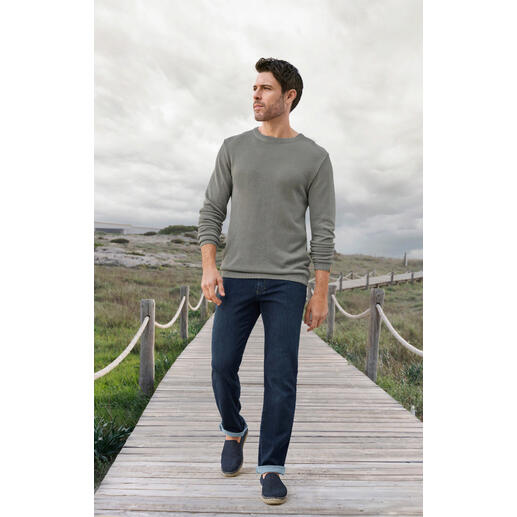 Espadrij l’originale Sommer-Slipper Mann in einem grauen Ivanhoe Tencel-Piqué-Pullover und Jeans auf einem Holzsteg.
