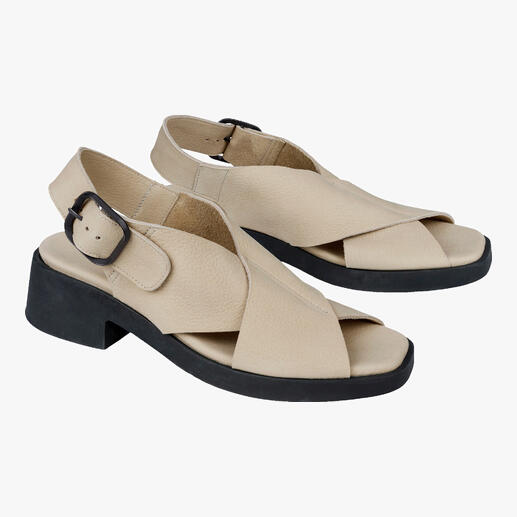 Beige arche Sandaletten auf weißem Hintergrund.
