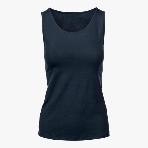 Dunkelblaues Basic-Top aus Swiss Cotton auf weißem Hintergrund.