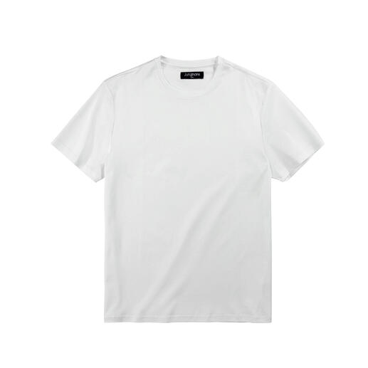 Weißes T-Shirt auf einem weißen Hintergrund, flach ausgelegt.
