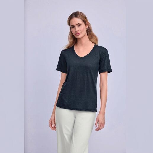 Frau trägt schwarzes Edel-Leinen-Shirt mit V-Ausschnitt.