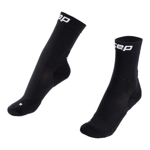 Zwei schwarze Core Sportsocken auf weißem Hintergrund.