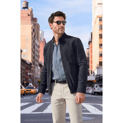 OCONI Leder-Wendejacke Mann in OCONI Leder-Wendejacke auf einer Stadtstraße mit Sonnenbrille
