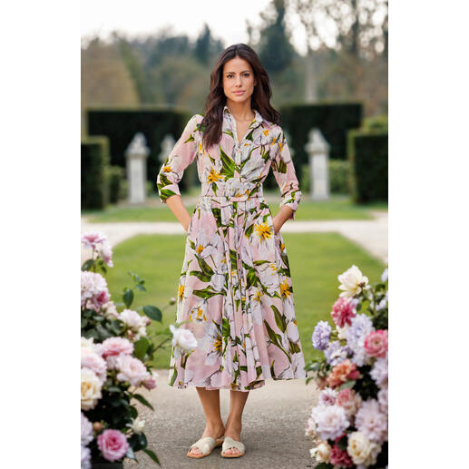 Samantha Sung Kleid Rosy Tulip Frau in Samantha Sung Kleid mit Blumenmustern in einem Garten