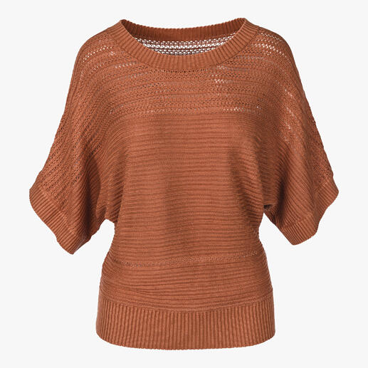 Braunes Strickshirt mit weitem Schnitt und kurzen Ärmeln.