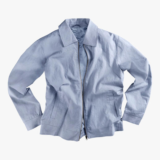 Hellblauer Blouson aus Leinen und Lyocell, flach liegend.