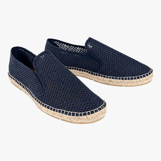 Dunkelblaue Sommer-Slipper aus Netzmaterial, paarweise.