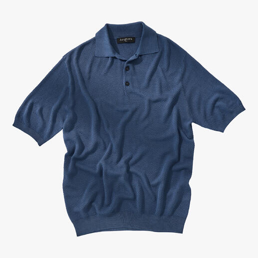 Dunkelblaues Piqué-Polo, flach liegend, mit Knöpfen.
