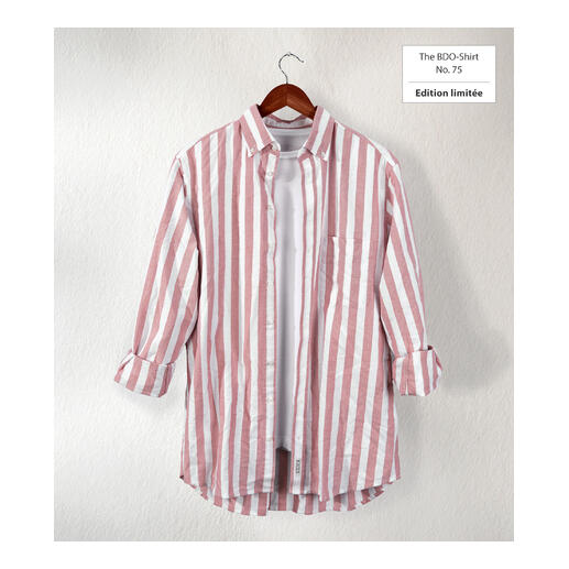 The BDO Shirt, Limited Edition No. 75 Gestreiftes Hemd in Rot und Weiß hängt an einem Kleiderbügel.