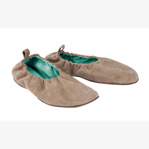 Braune Elastik-Ballerinas auf weißem Hintergrund, weich und flexibel.