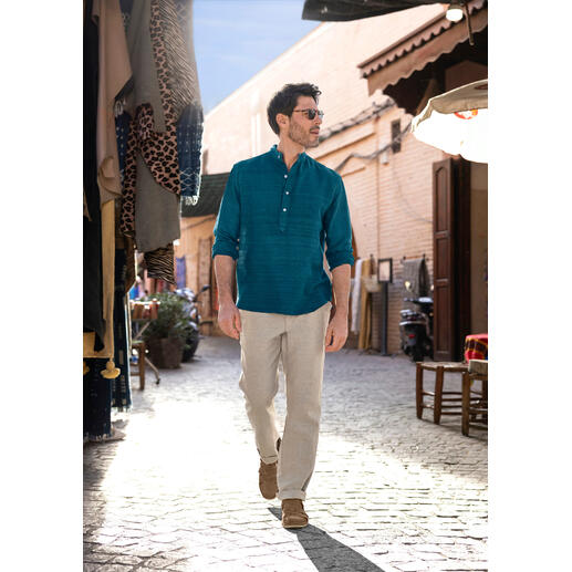 OMTC Handgewebte Seiden-Kurta Mann trägt handgewebte Seiden-Kurta in belebtem Markt mit Ständen.