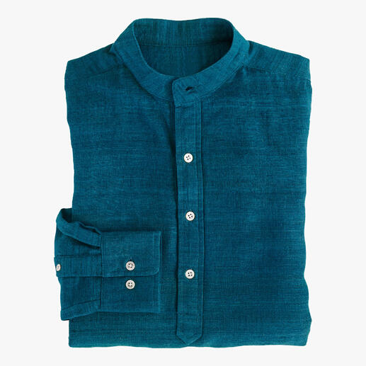 Handgewebte Seiden-Kurta in Türkis auf weißem Hintergrund, gefaltet.