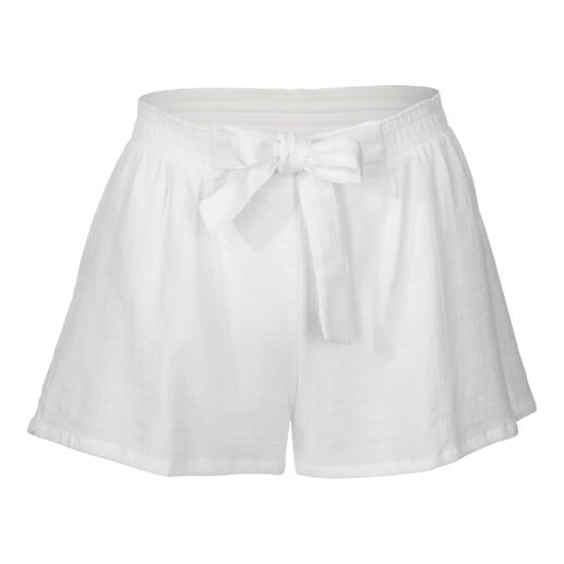 Weiße Novila Musselin-Shorts mit Schleife auf hellem Hintergrund.