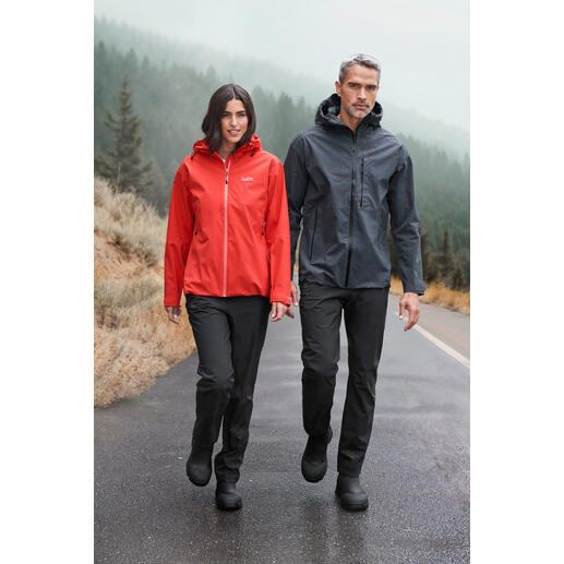 Männer in wetterfester Jacke und Hose bei nebligem Wetter.