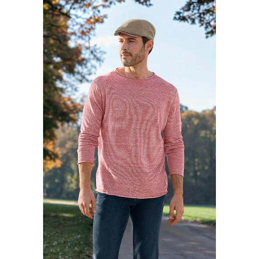 Taupe Mann in roten Pullover mit Longsleeve und Mütze in der Natur.