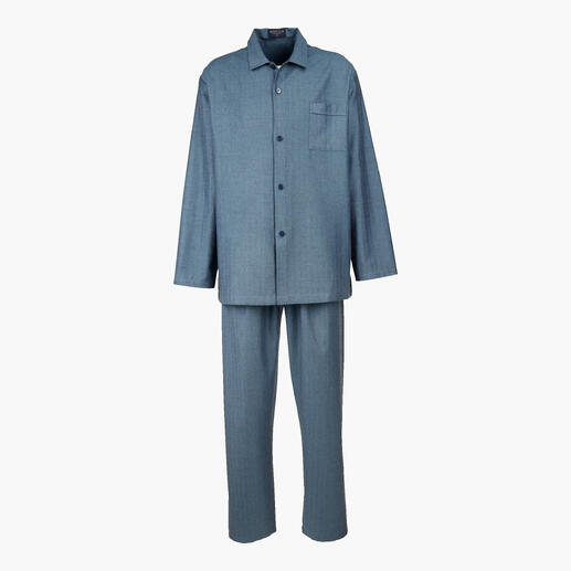Kompletter Flanellpyjama in Blautönen mit Fischgratmuster.