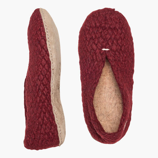 Vorder- und Seitenansicht der Wollfit kirgisischen Hausschuhe in rot.