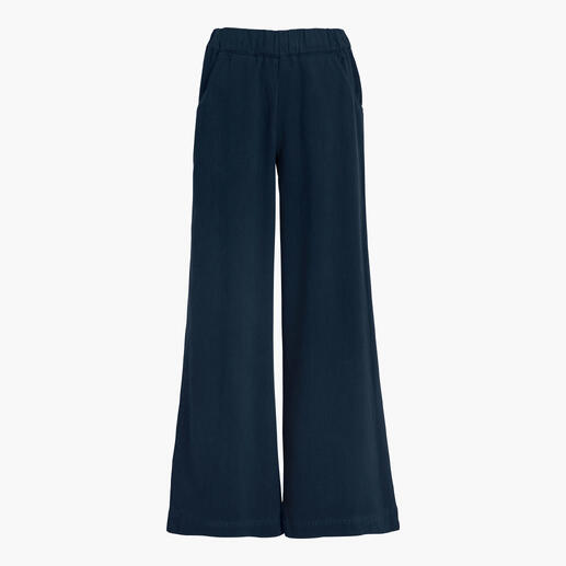 Marineblaue Twillhose auf weißem Hintergrund
