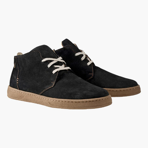 Schwarze Ultraleicht-Chukka-Schuhe mit hellen Schnürsenkeln auf neutralem Hintergrund.