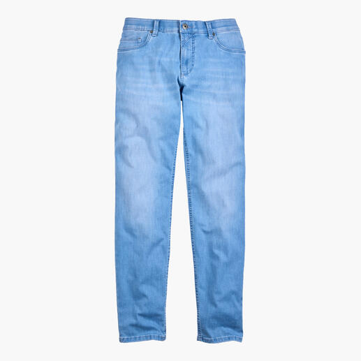 Hellblaue Sommer-Jeans mit geradem Schnitt in der Vorderansicht.