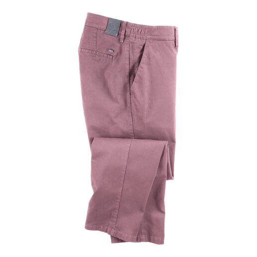 Rosenholzfarbene Chinohose in gefalteter Ansicht, zeigend die Taschen und Nähte.