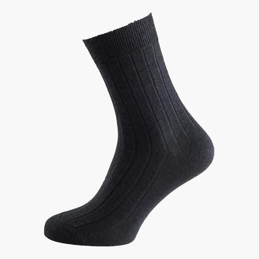 Alpaka Edelsocken in Schwarz, Größen 39-42, mit feiner Rippstruktur.