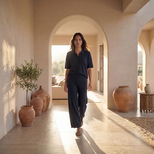 Tencel-Seiden-Strickbluse in navy, elegant mit weit geschnittenen Beinen in einem stilvollen Raum.