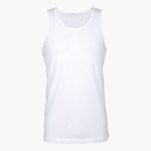 Weißes Mesh Unterhemd ohne Ärmel auf weißem Hintergrund.