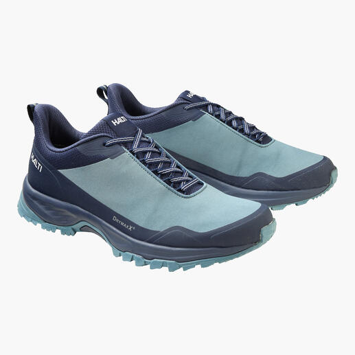 Paar graublauer Softshell-Schuhe nebeneinander