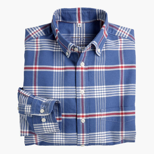 Gepflegte blau karierte Hemd, gefaltet mit Knöpfen