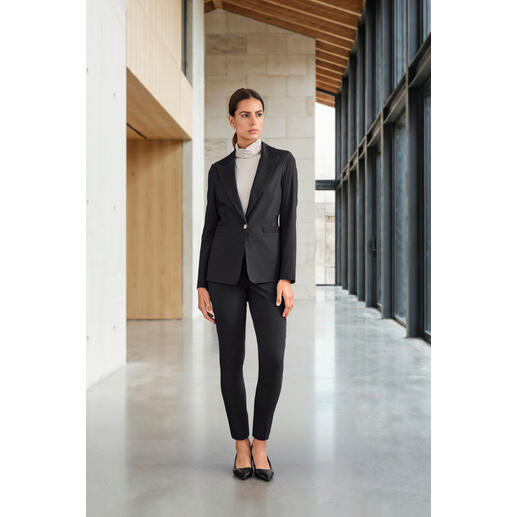 Stylischer Stretch-Blazer in Schwarz von Vicario, Model steht.