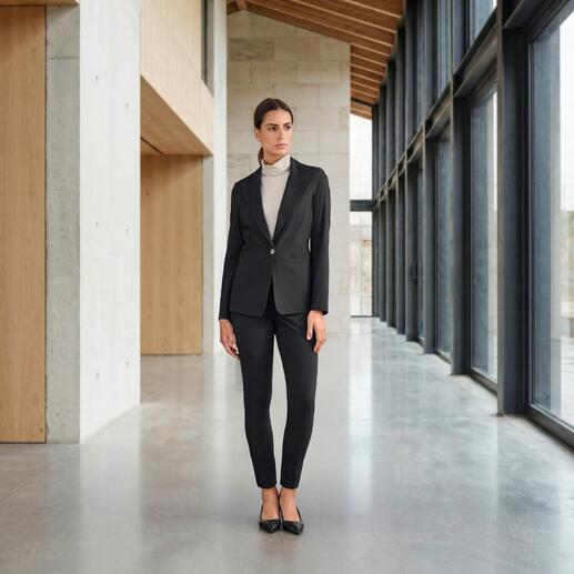 Stylischer Stretch-Blazer in Schwarz von Vicario, Model steht.