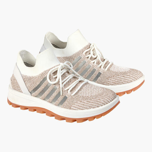 Weiße Schnürsneaker mit grauen Akzenten auf einem weißen Hintergrund.