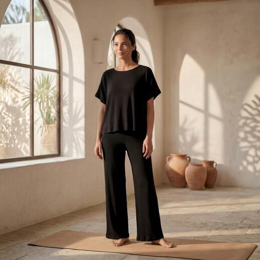 Schwarzes Yoga-Shirt mit weitem, lockeren Schnitt im Studio