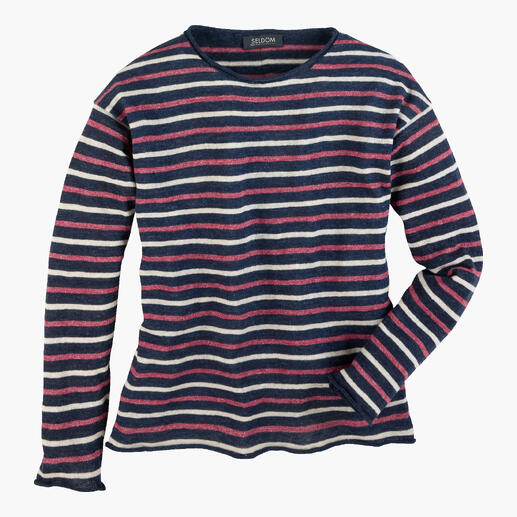 Blauer und roter gestreifter Ultraleicht-Sommerpulli auf einem weißen Hintergrund.