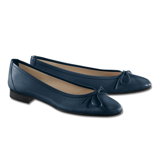 Navy Ballerinas mit Schleife auf einem hellen Hintergrund.
