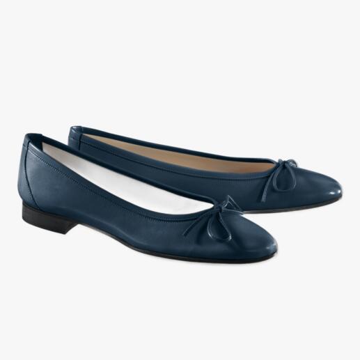 Navy Ballerinas mit Schleife auf einem hellen Hintergrund.