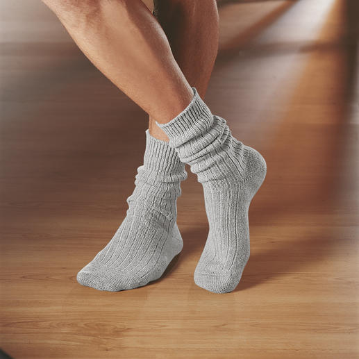 Die traumweichen, dicken Socken aus 100 % Two-Ply-Kaschmir. Eine sanfte Wohltat nach einem harten Tag. Von Corgi, dem Hoflieferantes des englischen Königshauses.