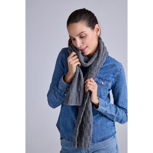 Frau trägt grauen Merino-Kaschmir-Schal.